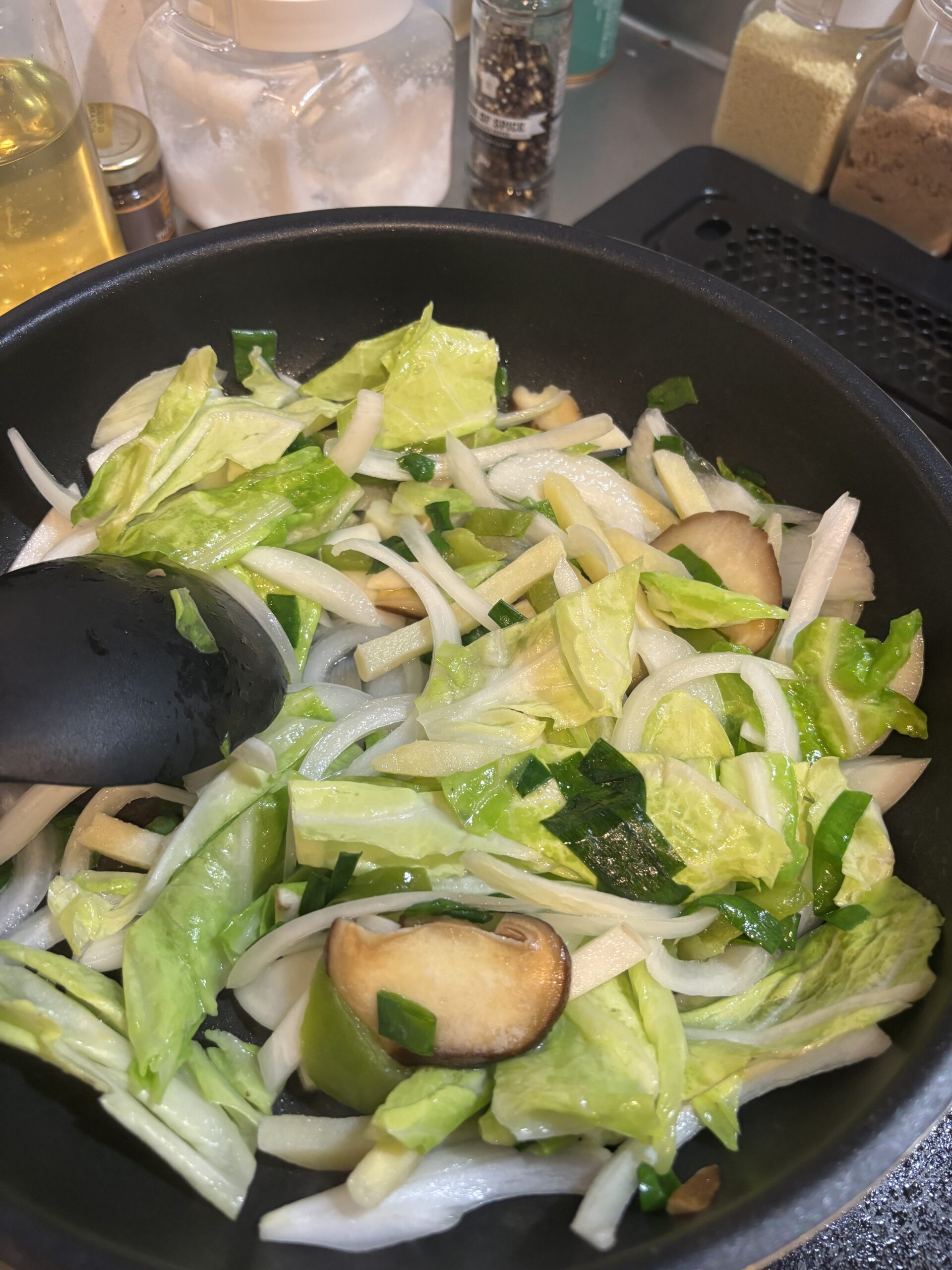 豆腐団子の甘酢あん炒め　野菜を炒める